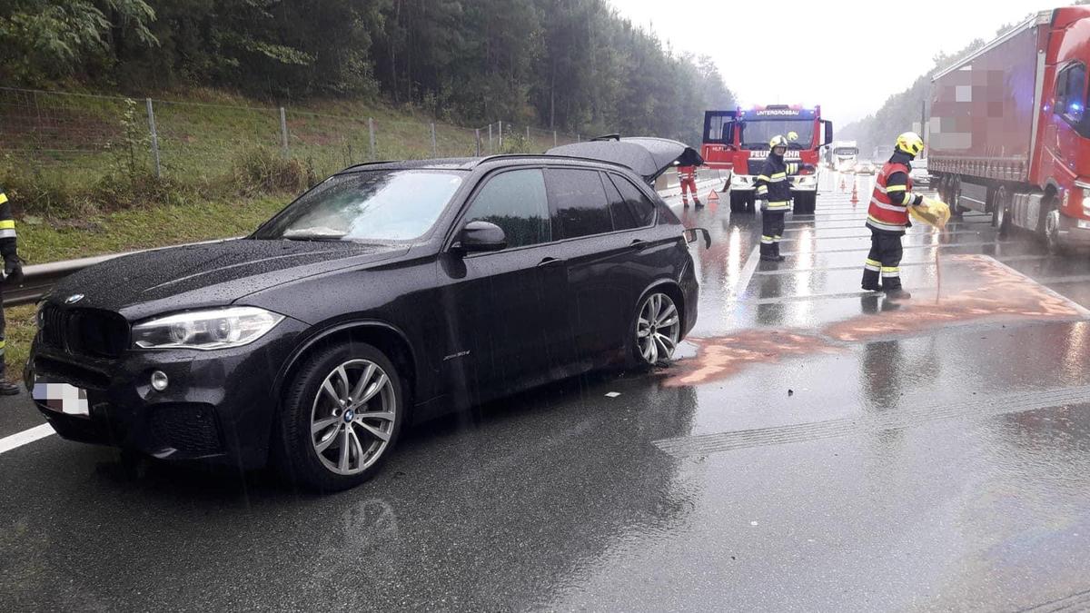 Der Pkw geriet auf regennasser Fahrbahn ins Schleudern