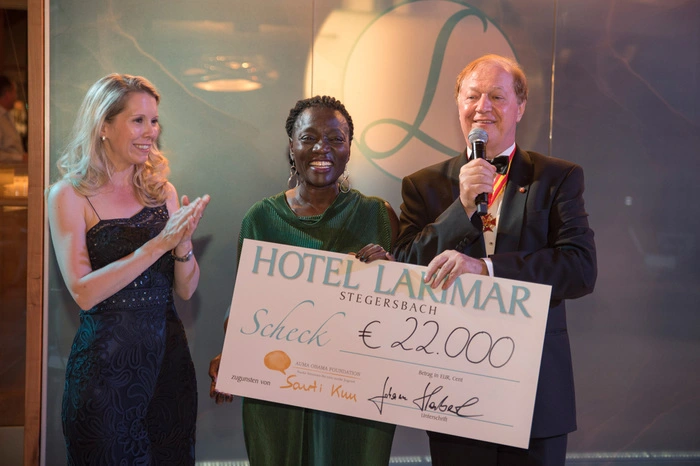Aber auch die Gastgeber warteten mit einem großzügigen Geschenk auf: Aus einer Charity-Tombola zugunsten "Sauti Kuu", dem Kenia-Hilfsprojekt von Barack Obamas Schwester Auma, konnten 22.000 Euro (daraus 10.000 vom Fonds Luigi 1884 und 5.000 von Magna International Europe) an Obama übergeben werden.