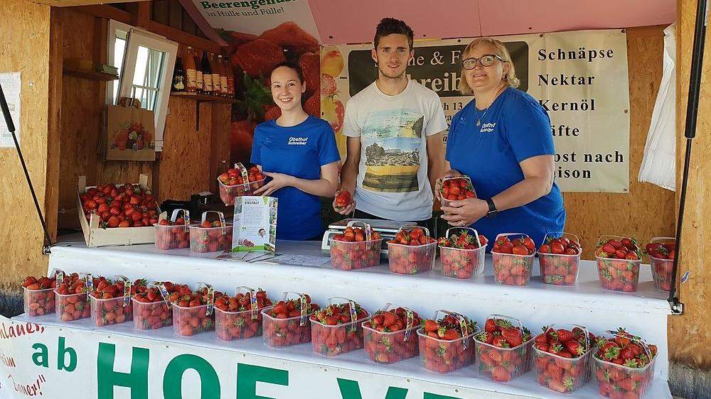 Anja Köck sowie David und Sabine Schreiber verkaufen derzeit täglich Erdbeeren in Studenzen