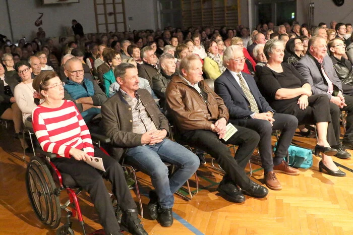 Im vollen Kultursaal gesichtet wurden unter anderen Bürgermeister Andreas Grabuschnig, Marktmusikpräsident Hubert Maletz, Ehrenobmann Bruno Markowitz, Musikschuldirektorin Diana Kloiber, Blasmusikverband-Landesobmann Stefan Süssenbacher, Blasmusikverband-Bezirksobmann Hermann Posarnig, Alt-Bürgermeister Helmut Lassernig sowie Ehrenkapellmeister Gebhard Schober. 