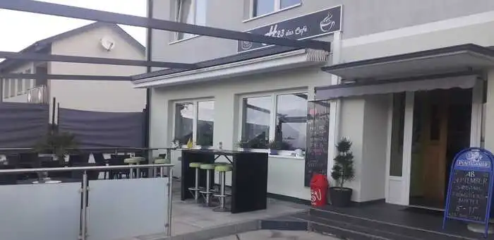 Die Terrasse des neuen Cafés kann jederzeit mit einer Markise überdacht werden