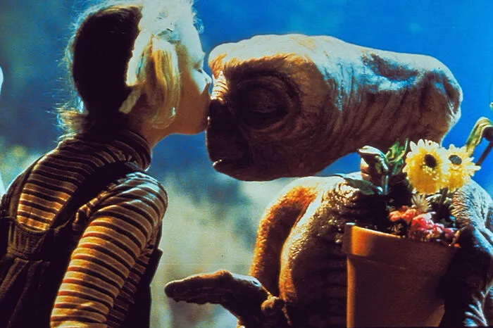 Auf Platz 7 findet sich der einzige Film von Steven Spielberg auf der Liste der Top 10. "E. T." war der Megahit des Jahres 1982. Inflationsbereinigt spülte das Drama um den verlorenen Außerirdischen umgerechnet ziemlich genau 2,5 Milliarden Euro in die Kassen.