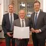 Landesrat Karlheinz Kornhäusl, Bürgermeister Josef Ober und Landesamtsdirektor-Stellvertreter Wolfgang Wlattnig bei der Verleihung des Professorentitels (v. r.)
