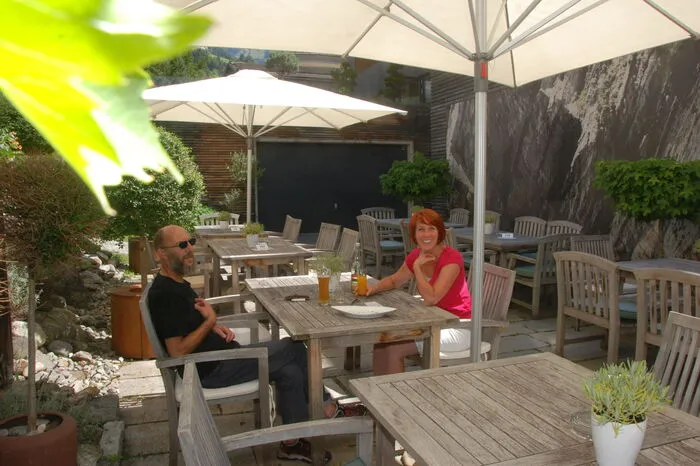 Lauschige Terrasse mit Blick auf den Naturschwimmteich