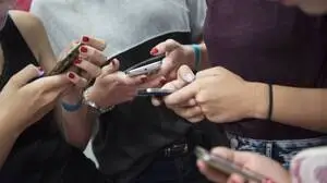 Bild zeigt Jugendliche mit Handys in der Hand