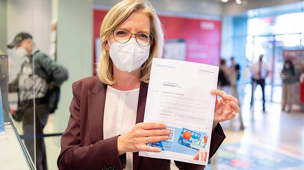 Klimaministerin Leonore Gewessler hat ihr Klimaticket am Grazer Hauptbahnhof gekauft.