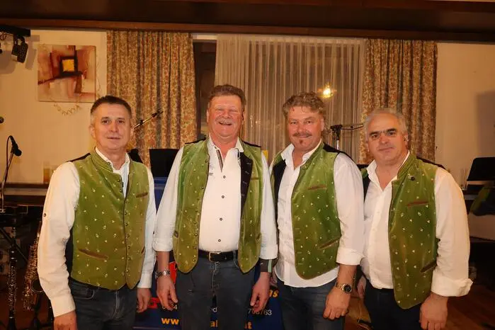 „Die 4 von der Koralm“ spielten im Saal auf.