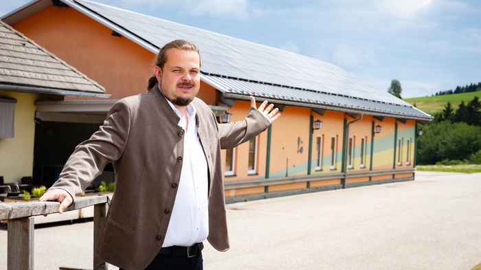 Ein Mann steht vor einem Gebäude