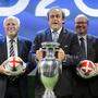 Ex-Präsident der UEFA Michel Platini umringt von Ländervertretern