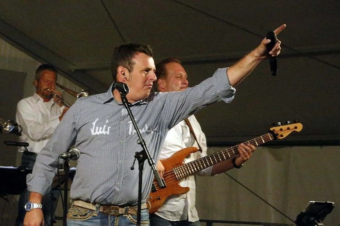 ...um Stimmungskanone Marc Pircher &amp; Band um Punkt 22 Uhr auf der Bühne willkommen zu heißen.