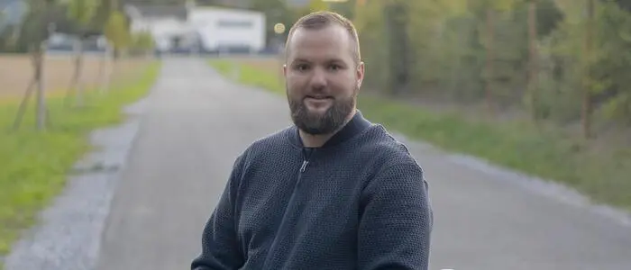 Stefan Pflanzl setzt sich für Menschen mit Behinderung ein. Nun benötigt er selbst Unterstützung bei den Kosten für ein behindertengerechtes Fahrzeug und einen Treppenlift