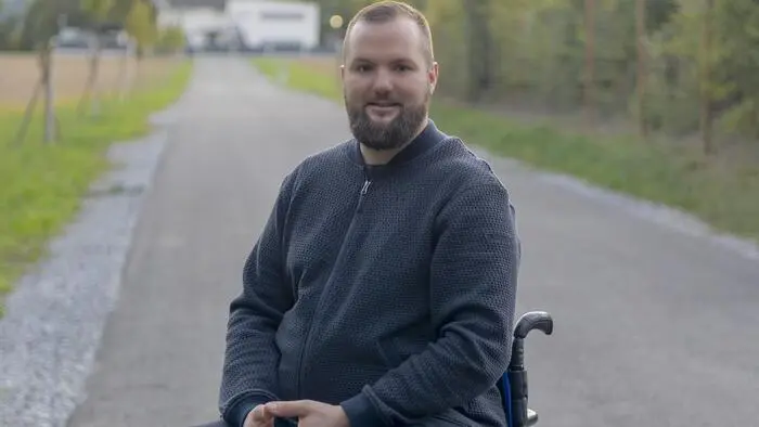 Stefan Pflanzl setzt sich für Menschen mit Behinderung ein. Nun benötigt er selbst Unterstützung bei den Kosten für ein behindertengerechtes Fahrzeug und einen Treppenlift