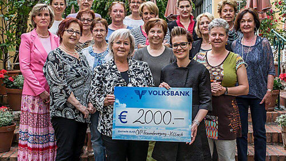 Villachs ÖVP-Frauen  übergaben 2000 Euro an Kärntner in Not