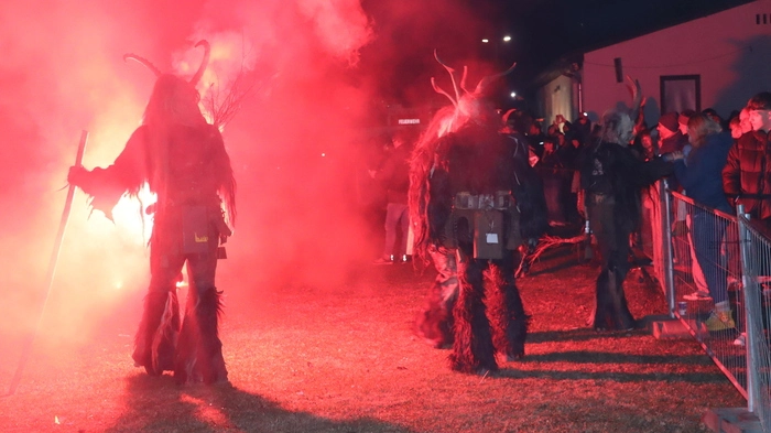 Die Gastgeber Fire Devils eröffneten den Perchtenlauf mit ihrer Feuershow.