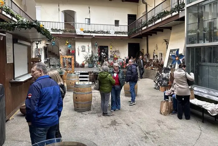 Im Schlosshof finden die Besucher eine Gartenausstellung sowie eine Vielfalt an Dekoideen, Kunsthandwerk wie bunte Keramik und wunderschöne Metallarbeiten.