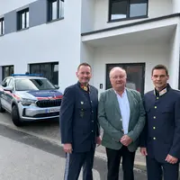 Bezirkspolizeikommandant Franz-Kurt Grabenhofer, Bürgermeister Rudolf Hofbauer und Polizeiinspektionskommandant Kontrollinspektor Ronald Kompöck vor dem neuen Gebäude