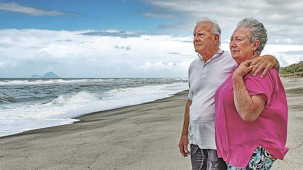 Gus Hutt mit seiner Frau Sue am Strand