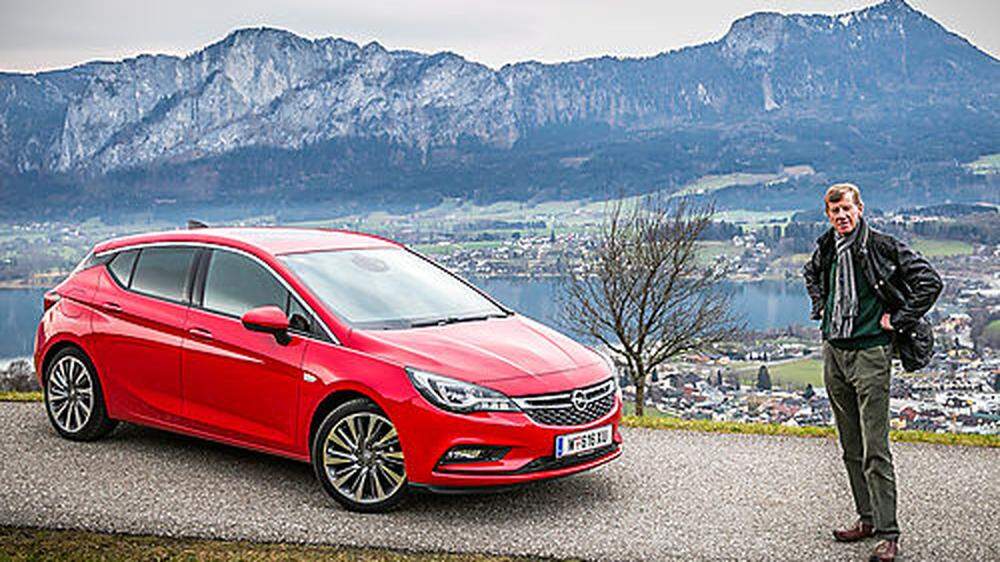 Cheftester Walter Röhrl mit dem neuen Opel Astra