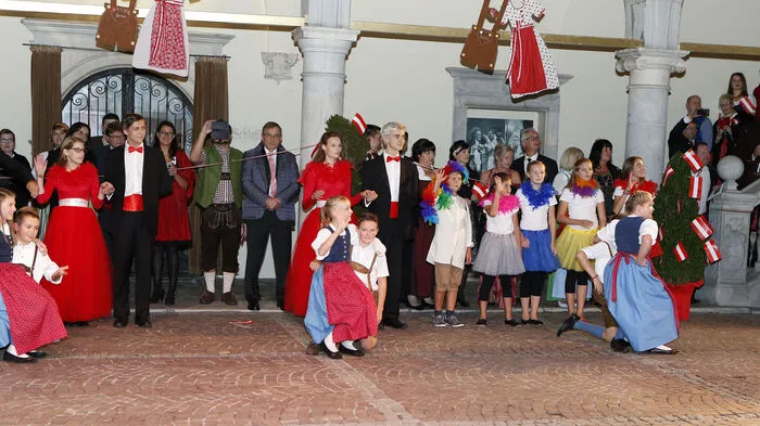 Viele junge Menschen wirkten bei der Eröffnung des Ballereignisses des Jahres mit. Es wurde getanzt, gesungen und musiziert.