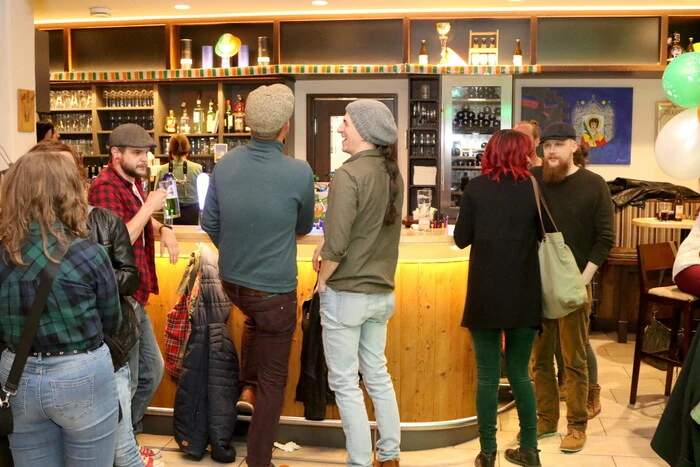 Anlässlich des irischen Nationalfeiertages lud das bekannte Herzogstädter Wirte-Duo Günther und Kurt Rumpold zur „Saint Patrick`s Day-Party“.