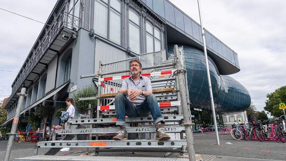 Camera-Austria-Leiter Reinhard Braun auf der Treppe, die bald den Ausstellungsraum mit der Außenwelt verbindet