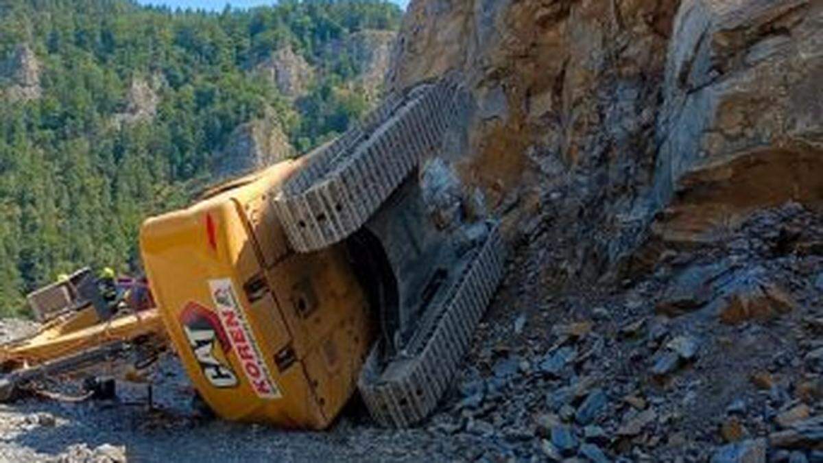 Der Bagger stürzte 20 Meter in die Tiefe