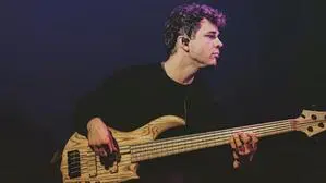 Stefan Dresler bekam mit elf Jahren seinen ersten E-Bass geschenkt – aus einer Leidenschaft wurde Beruf