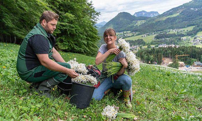 Haustechniker Daniel Kalchschmid und Gastgeberin Julia Köberl vom Narzissendorf Zloam  