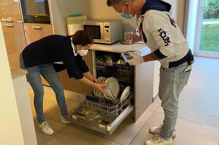 Zu Andi Knolls Aufgaben zählten u.a. Frühstück machen, den Kühlschrank einräumen, Geschirrspüler ausräumen ...