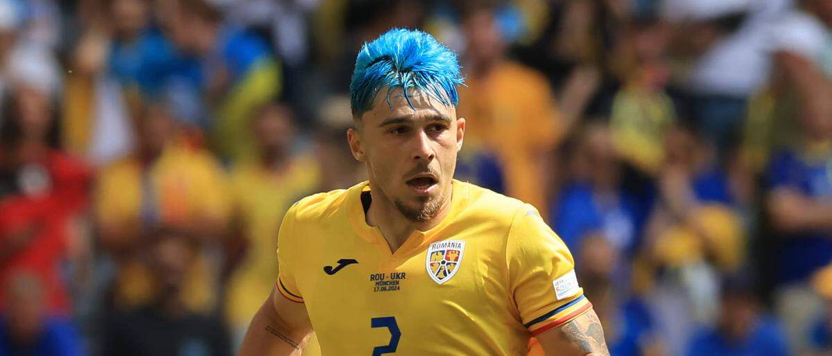 Auffallen um jeden Preis! Das hat sich wohl auch der rumänische Fußballer Andrei Ratiu gedacht, als er sich die Haare in knalligem Blau färbte.
