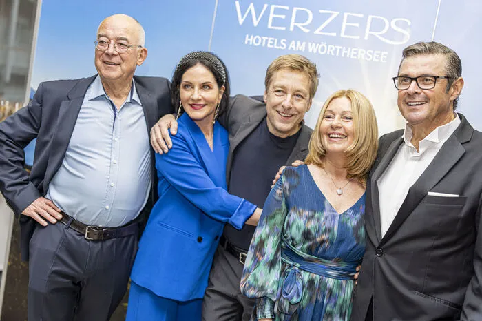 Überraschung! Zur Feier des Tages waren Max Müllers Rosenheim-Cops-Kolleginnen und Kollegen angereist. Von Links: Alexander Duda (Gert Achtziger), Marisa Burger (Miriam Stockl), Max Müller (Michael Mohr), Karin Thaler (Marie Hofer) und Christian K. Schaeffer (Ignaz Caspar)
