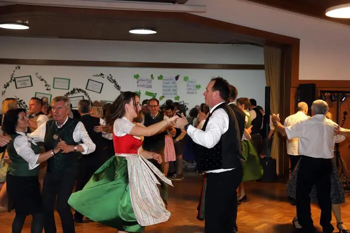 Unzählige Sachpreise warteten auch diesmal auf die Ballgäste. Für viel Schwung auf der Tanzfläche sorgte das Schwarzkogler Trio.