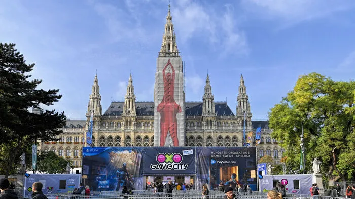 Bei freiem Eintritt kann bis Sonntag im Rathaus die Welt des Zockens erkundet werden, was naturgemäß vor allem jüngeres Publikum anlockt.