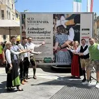 Stadtführung, Sponsoren und Partner präsentierten das Werbeplakat fürs Erntedankfest