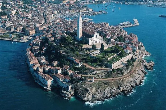 Rovinj. Mit der malerischen Altstadt, die sich pittoresk ins Meer erstreckt, ist Rovinj als die wohl romantischste Stadt des Mittelmeers bekannt. Das vielfältige touristische Angebot wurde mit einer neu gestalteten Strandpromenade in der Bucht von Lone noch erweitert. Rovinj liegt in der Region Istrien, dem Feinschmeckerparadies und der größten Halbinsel der Adria.Trüffel. Zu den lokalen Spezialitäten zählen schwarze und weiße Trüffel, die zu den besten der Welt gehören, frische Meeresfrüchte, Wildspargel, erstklassige Olivenöle und preisgekrönte Weine.