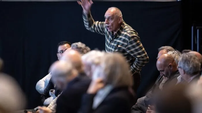 Der Ärger der Aktionäre bezog sich nicht nur auf den Niedergang des fast 167 Jahre alten Instituts, sondern auch auf das Vorgehen des Staates und des Managements bei der geplanten Notübernahme durch die größere Rivalin UBS.