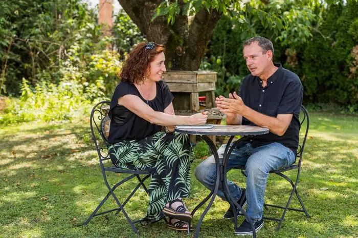 Redakteurin Bettina Friedl mit Thomas Schmid in seinem Garten in Wolkersdorf
