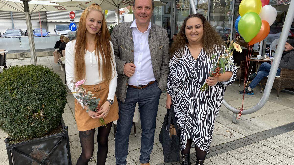 Antonia Zulic und Gülsehir Bulut mit Bürgermeister Christoph Stark