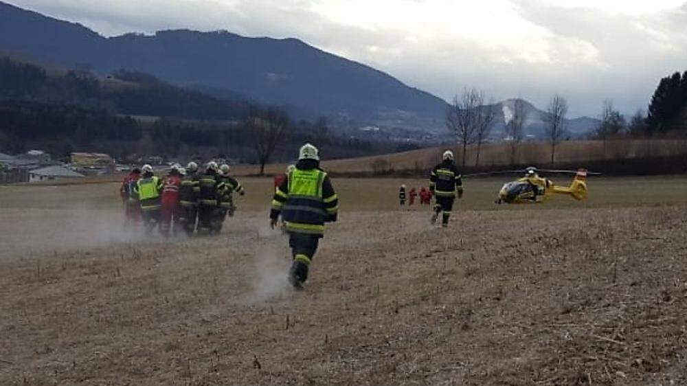 Der 51-Jährige, der beim Unfall einen doppelten Unterschenkelbruch erlitten hat, wurde ins UKH Klagenfurt geflogen