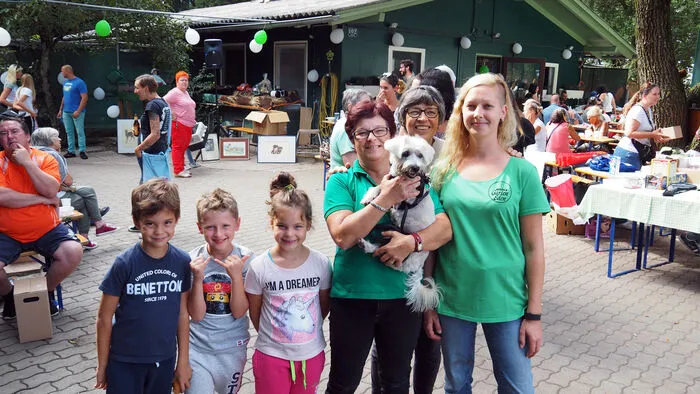 Höchsterfreut war die Gründerin des seit den 1990er-Jahren im Süden von Klagenfurt gelegenen Tierschutzhauses Garten Eden, Heidi Lepuschitz (am Gruppenfoto in der Mitte zu sehen; sie ist die Zweite von rechts) über die vielen Gäste, die am Samstagnachmittag zum Tiergartenfest kamen.