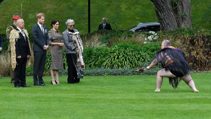Prinz Harry und seine Frau Meghan sind am Sonntag in Neuseeland eingetroffen. Zum Abschluss ihrer 16-tägigen Pazifik-Tour wurden sie aus Australien kommend in Wellington von Ministerpräsidentin Jacinta Ardern und Bürgermeister Justin Lester begrüßt.  >> Fotos: Meghan, Harry und die Fans >> Fotos: Harry und Meghan sind auf Fidschi gelandet >> Fotos: Innig, inniger, Harry und Meghan