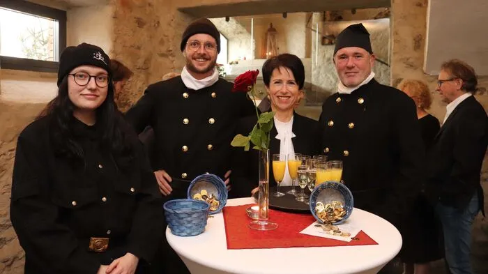 Nicht nur die Truppe der Glücksbringer und die gereichten wohlschmeckenden Perlen im Glas, ließen bald Hochstimmung aufkommen.
