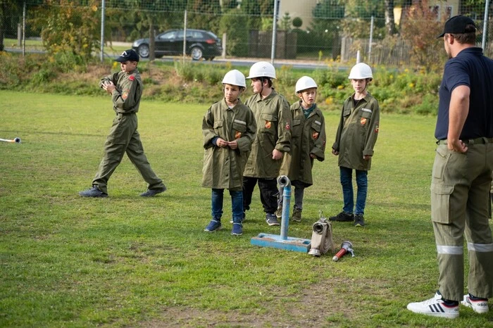 Am Sportplatz in Radenthein präsentierten die Jugendfeuerwehren Döbriach und Untertweng den Ablauf eines Jugendbewerbes
