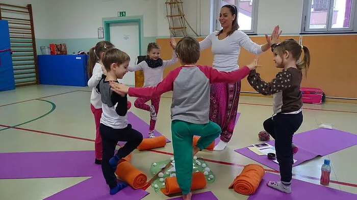 Spielerisch vermittelt Yogatrainerin Claudia Reiterer den Kindern richtige Entspannung