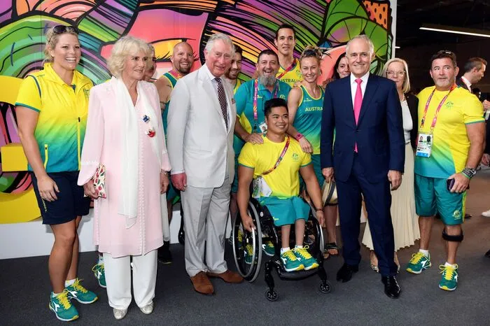 Prinz Charles und Camilla zu Gast im Athleten-Dorf des australischen "Common Wealth-Teams".