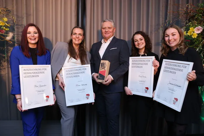 Siegerinnen in der Kategorie Sport: Der Tanzsportclub "The One" mit Mimi Sagmeister, Milena Blahowsky, Emily Tenoux, Johanna Leutschacher. Rudolf Grandits von der Volksbank Steiermark gratulierte. Die Tänzerinnen holten im Vorjahr Gold bei der Hip-Hop-WM.