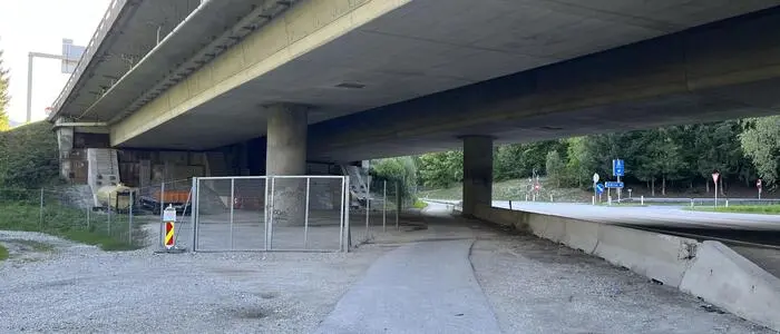 Was viele lange Zeit gemacht haben, war eigentlich nie erlaubt: das Parken unter der Autobahnbrücke