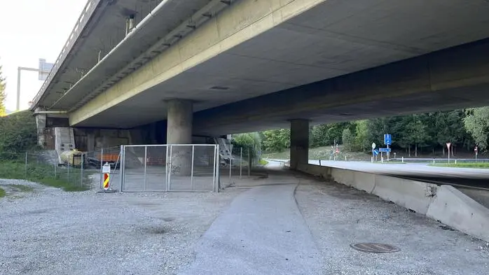 Was viele lange Zeit gemacht haben, war eigentlich nie erlaubt: das Parken unter der Autobahnbrücke