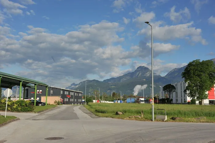 Südspange: südlich vorbei am Einrichtungshaus KIKA, kurz vor der östlichen Sperre