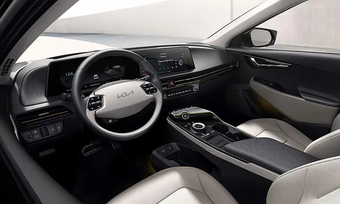 Der große Bildschirm dominiert das Cockpit